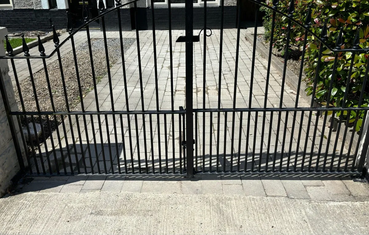 Cast iron gates - Image 2