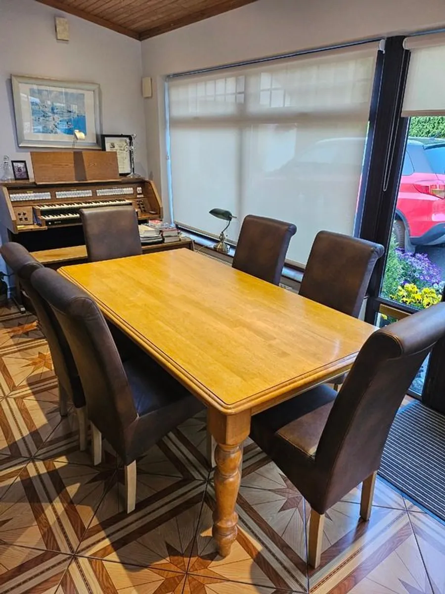 Dining table and 6 leather chairs - Image 1