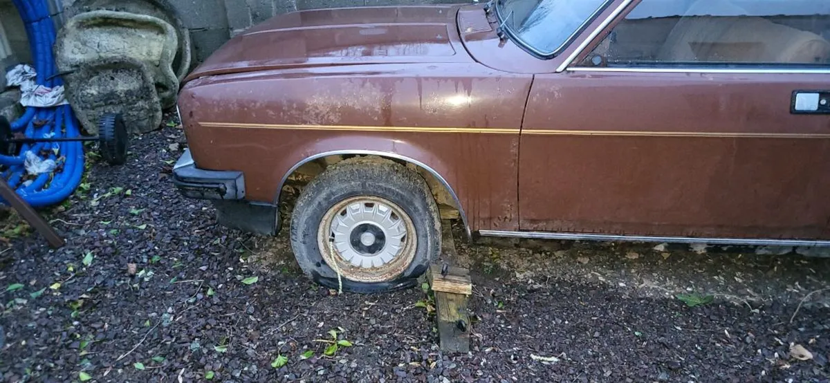 Vintage car - Image 1