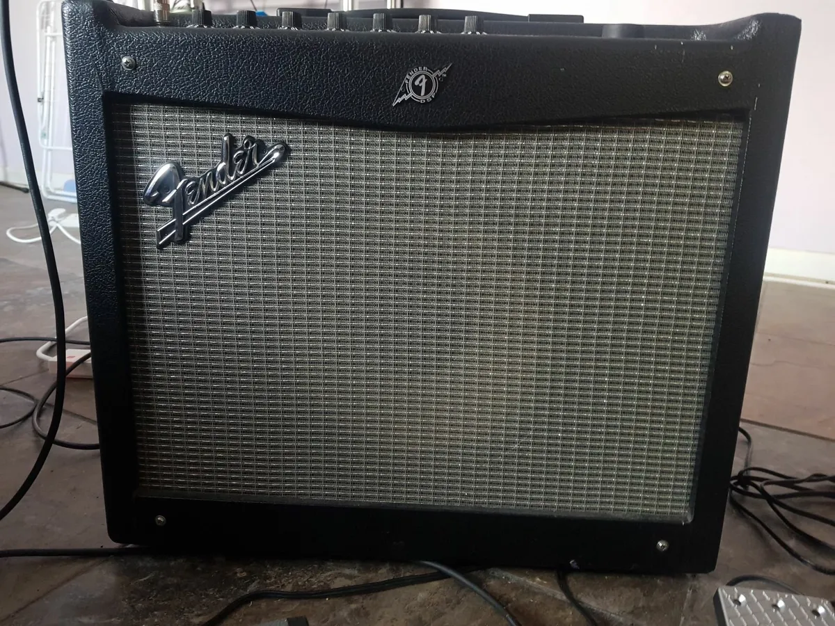 Fender Mustang 3 v2 with expression pedal - Image 1