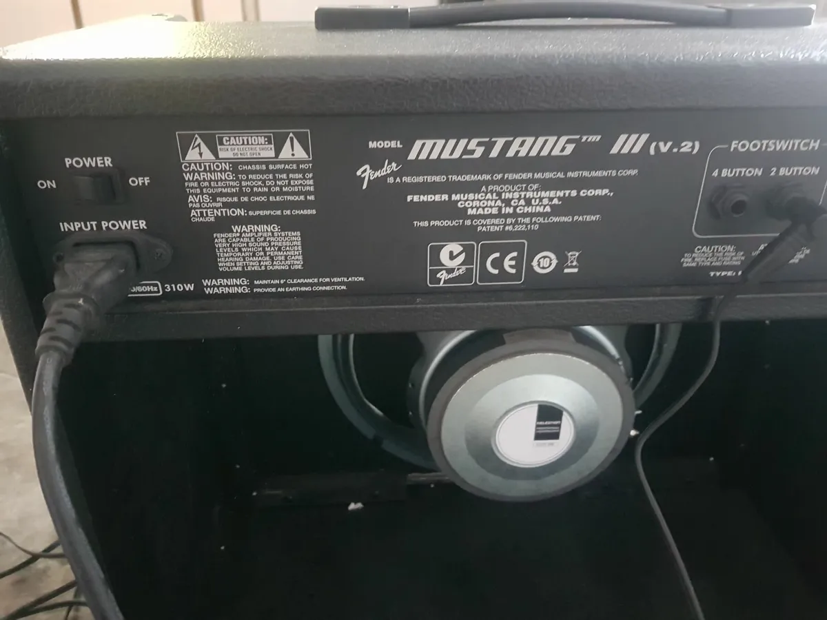 Fender Mustang 3 v2 with expression pedal - Image 2