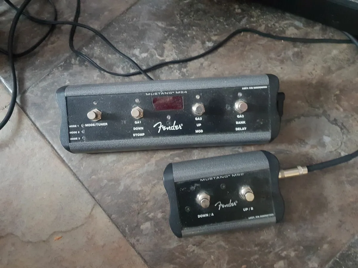 Fender Mustang 3 v2 with expression pedal - Image 3