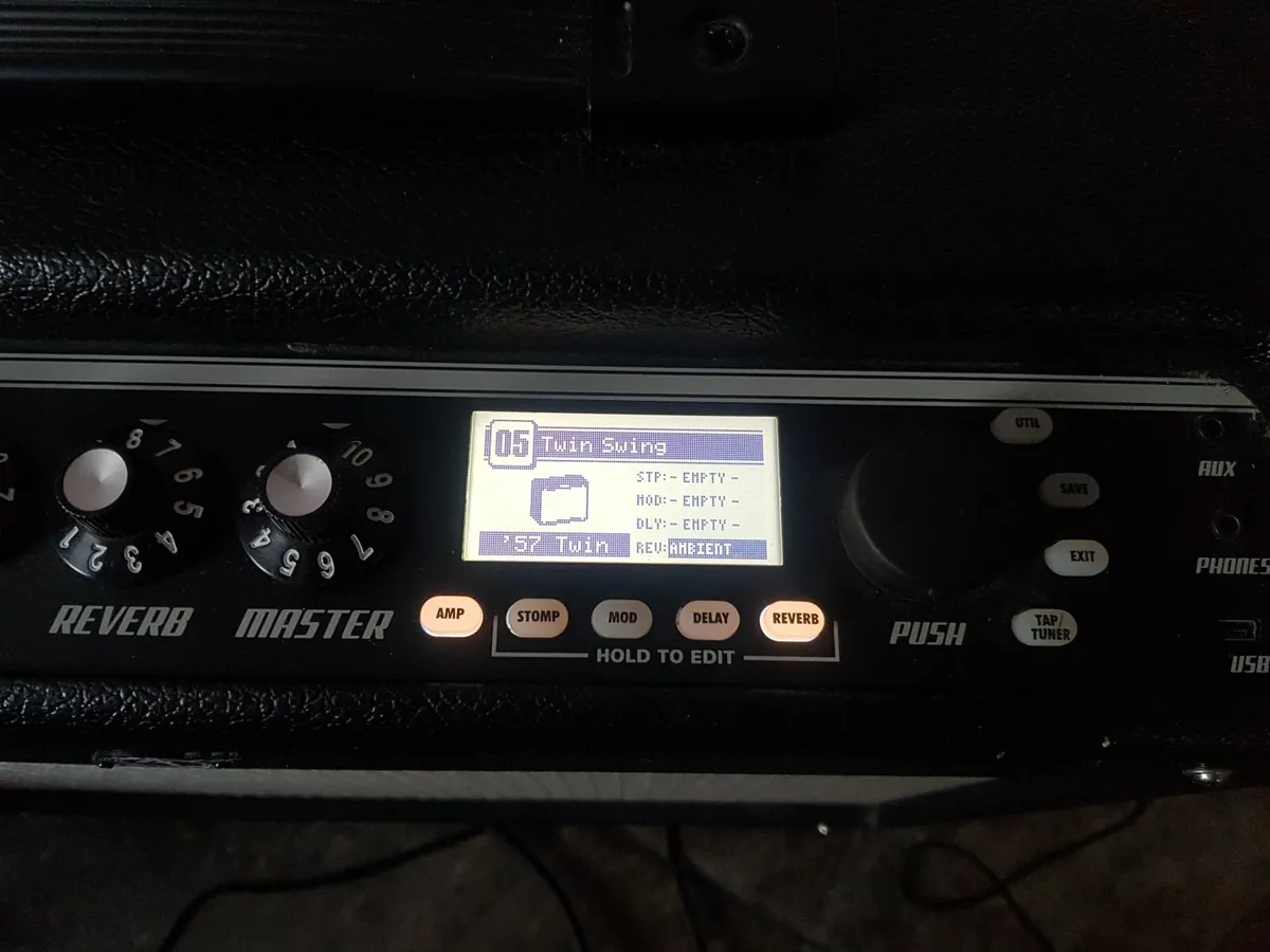 Fender Mustang 3 v2 with expression pedal - Image 4