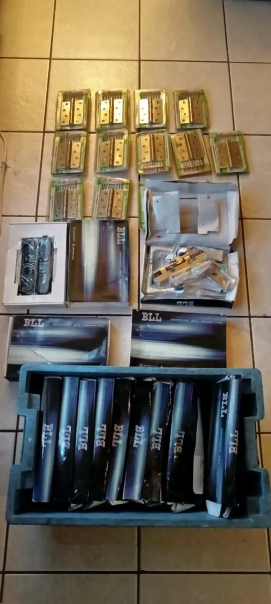 Joblot brand new door handles & door hinges - Image 1