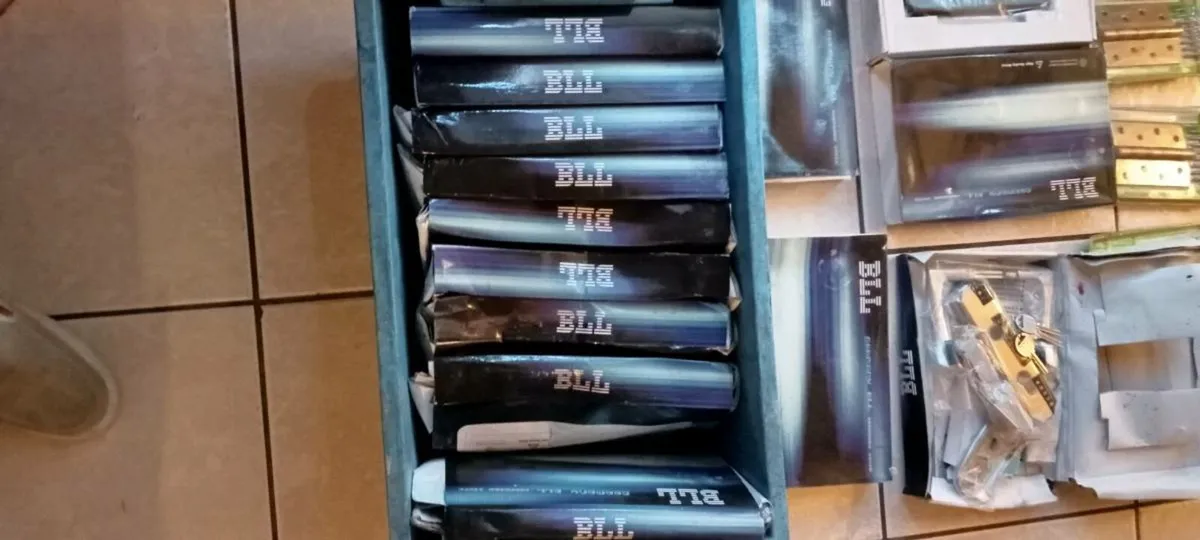 Joblot brand new door handles & door hinges - Image 4