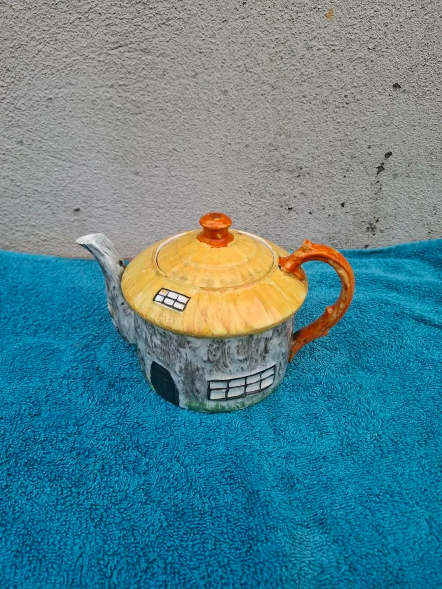 House cottage novelty tea pot postage possible