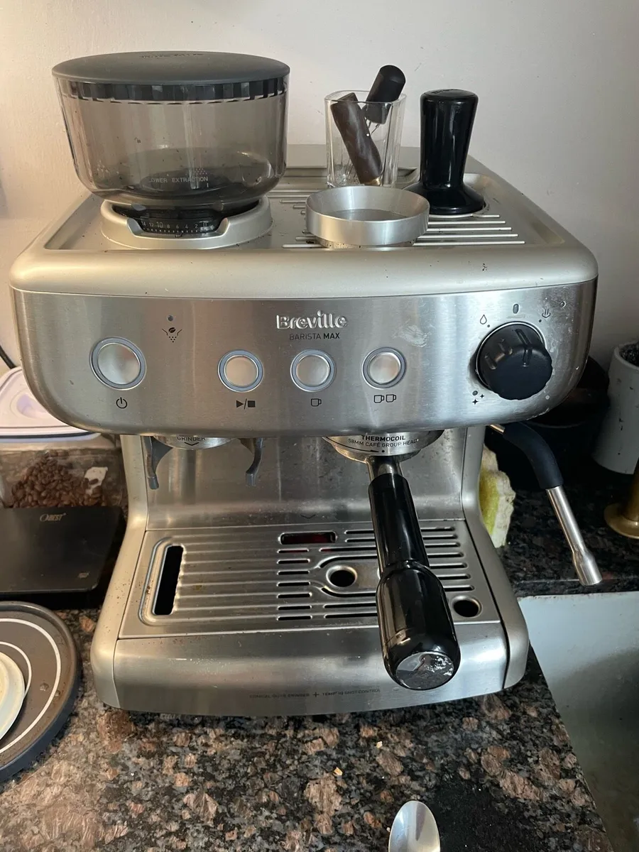 Coffee machine with integrated grinder - Image 1