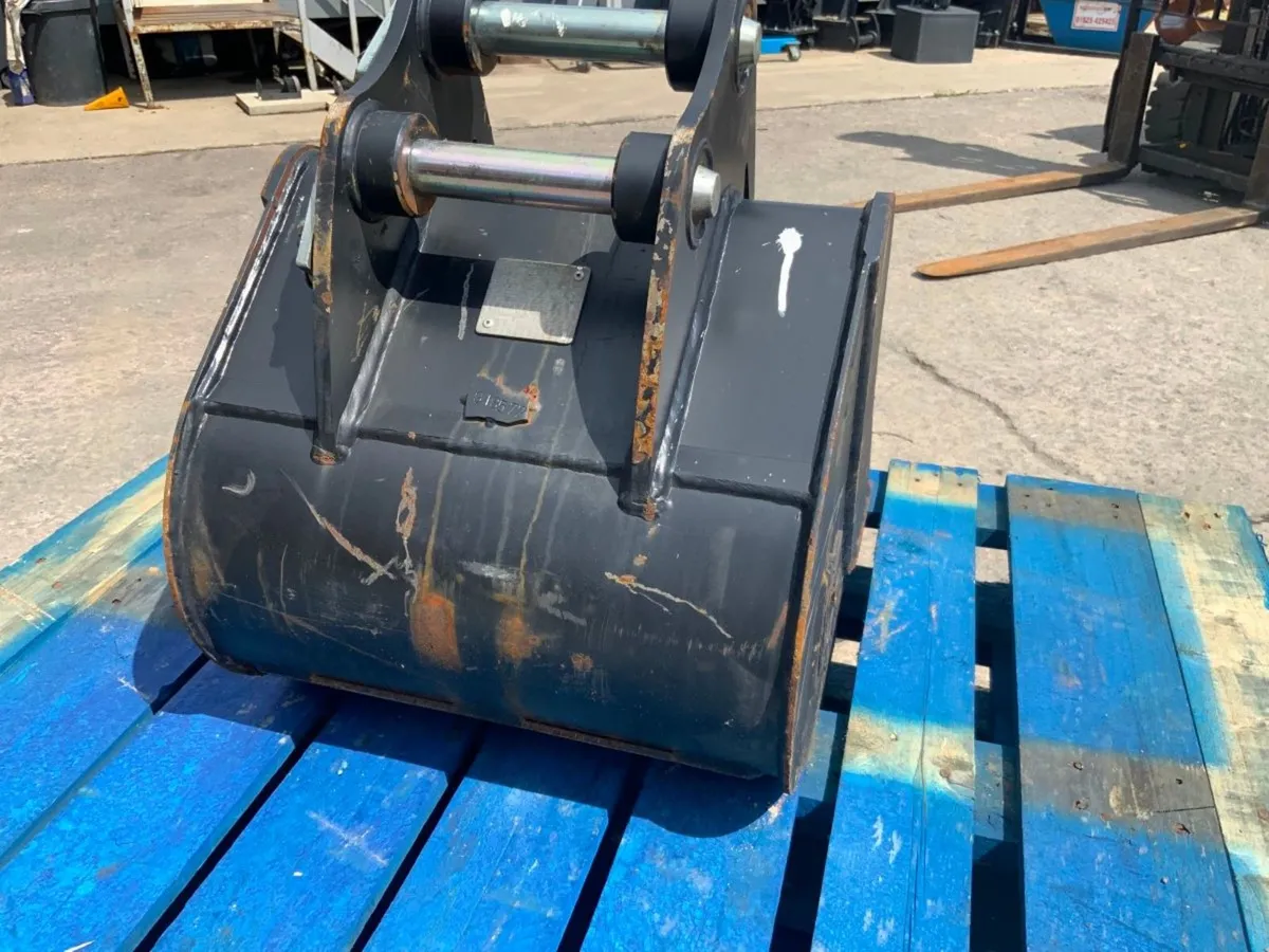 UNUSED 18" RHINOX BUCKET.....35mm PINS.......211w. - Image 4
