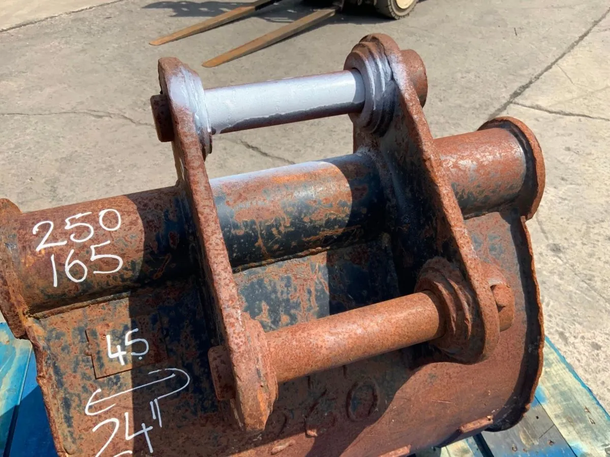 24" MINI DIGGER BUCKET....45mm PINS.....192w. - Image 4