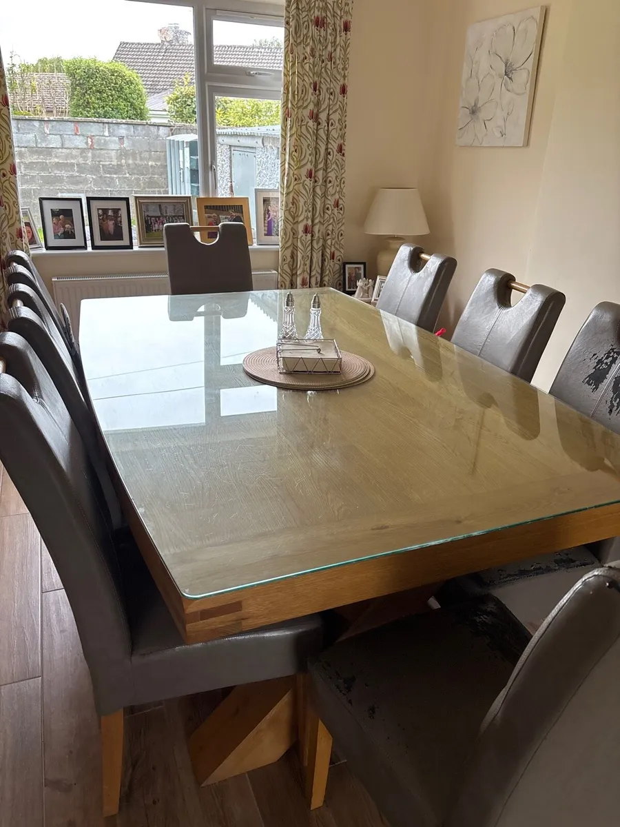 Table and chairs - Image 4