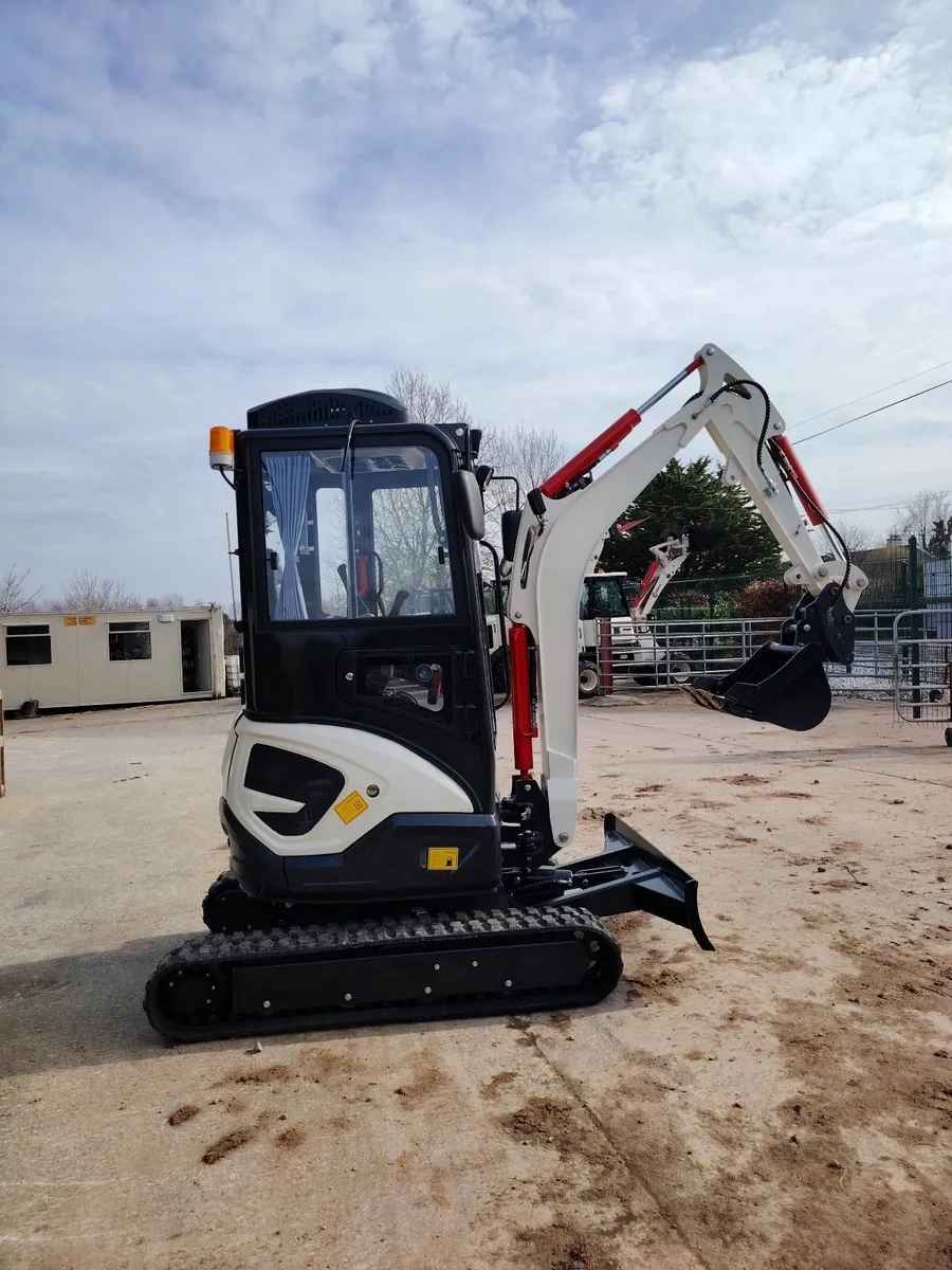 1.8 excavator - Image 1