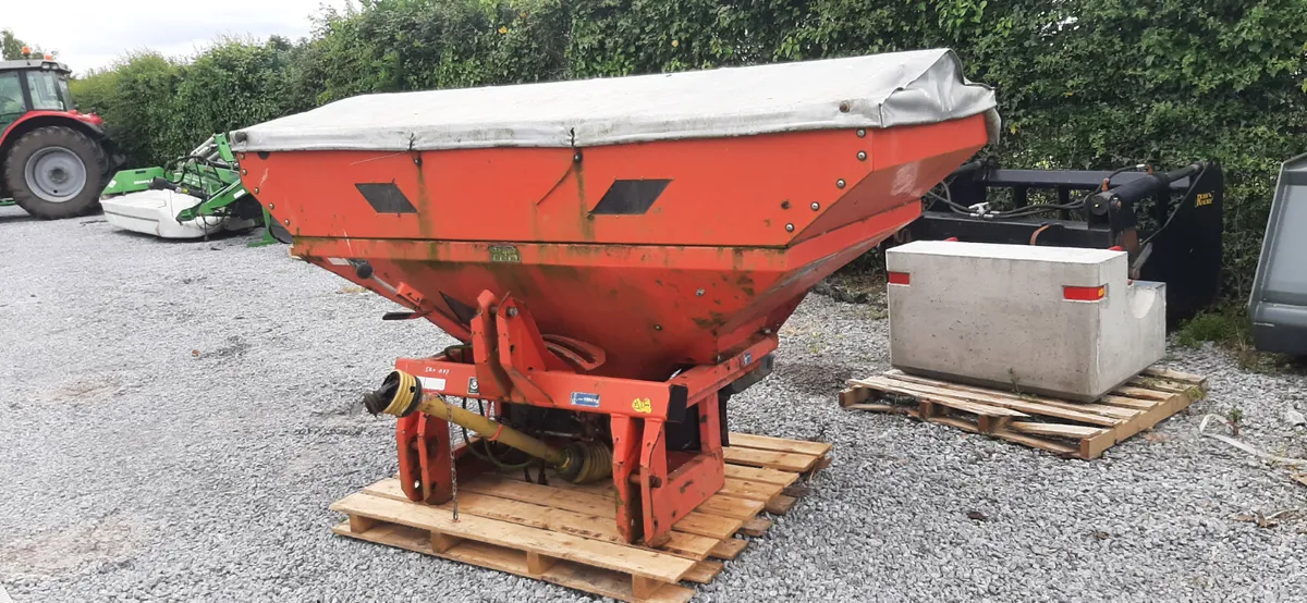 Rauch fertiliser spreader - Image 1