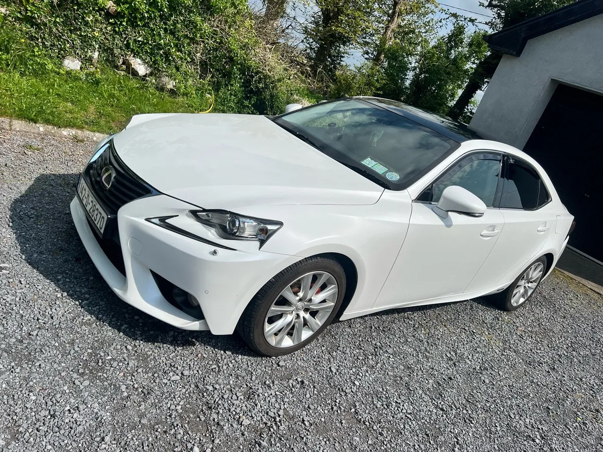 Lexus is300h Luxury, 2014 - Image 1