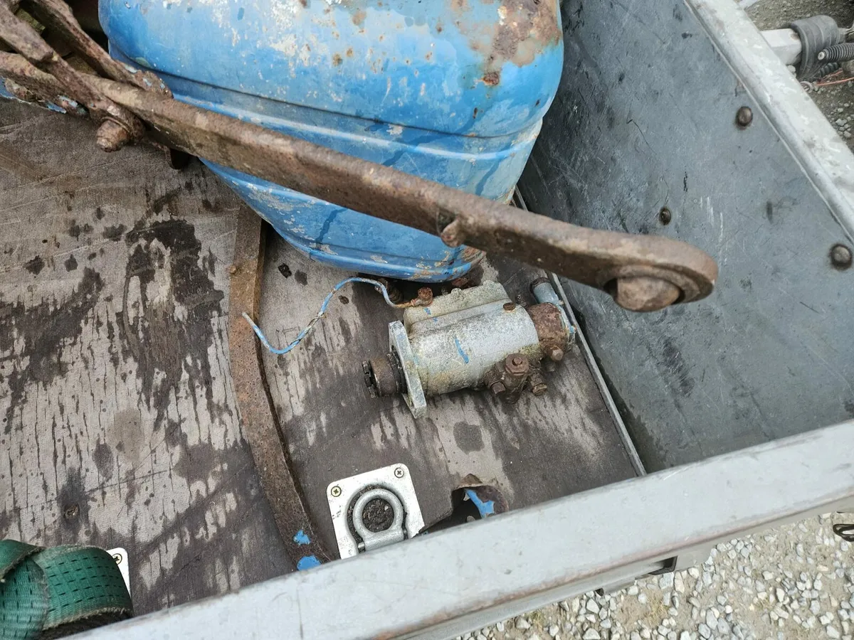 Ford 2000  tractor - Image 2