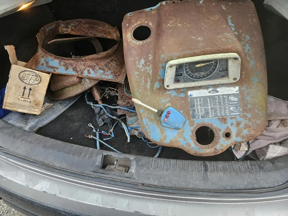 Ford 2000  tractor - Image 3