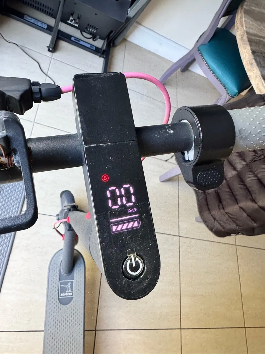 AOVOPRO ELECTRIC SCOOTER 31kms APP AND MORE - Image 2