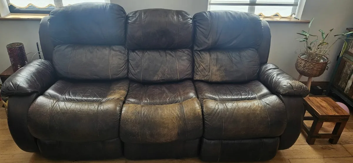 Two motorised reclining couches - Image 1