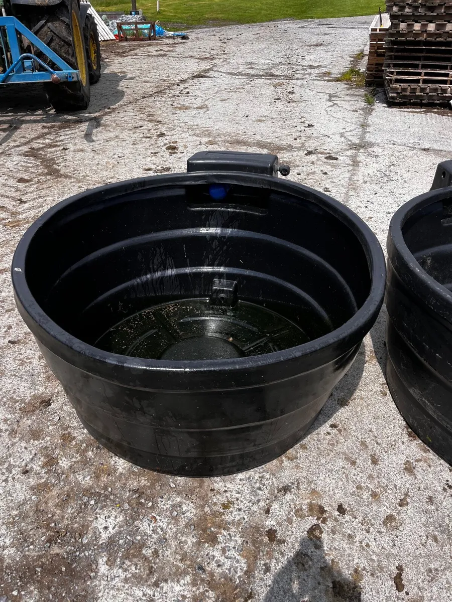180 gallon drinking trough x5 - Image 1
