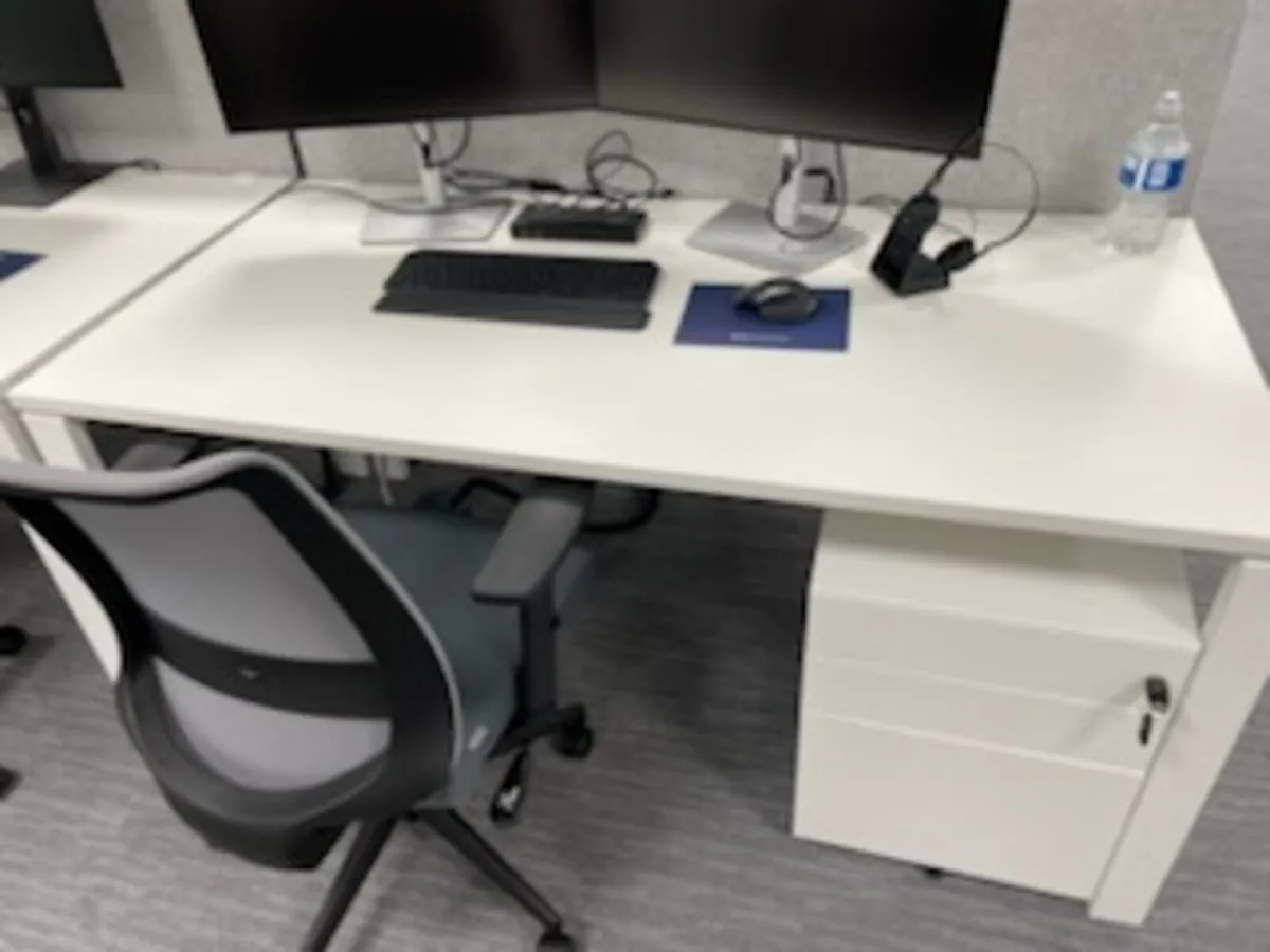 20 no bench Office desk like new - Image 1