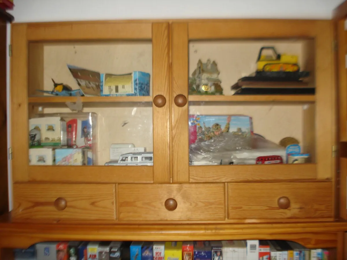 COLLECTORS MODELLERS PINE DISPLAY CABINET. - Image 1