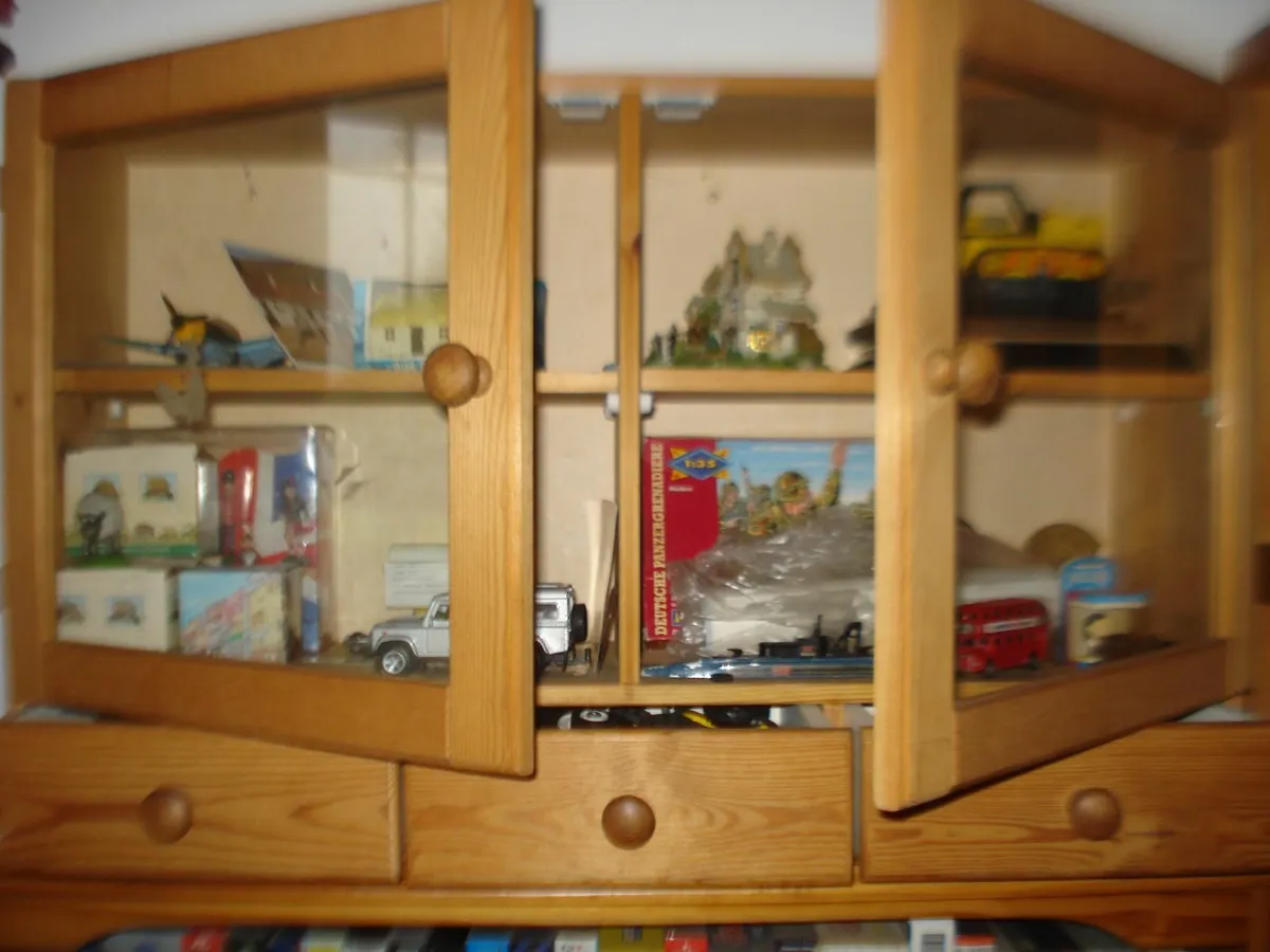 COLLECTORS MODELLERS PINE DISPLAY CABINET. - Image 2