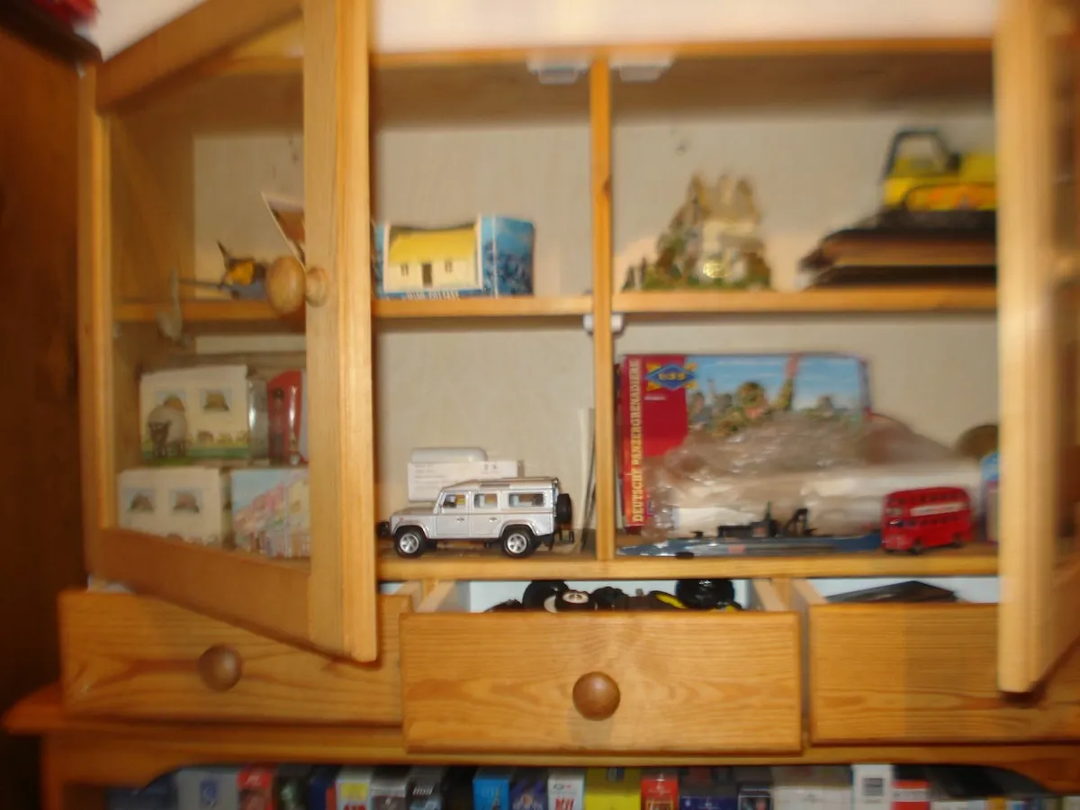 COLLECTORS MODELLERS PINE DISPLAY CABINET. - Image 4