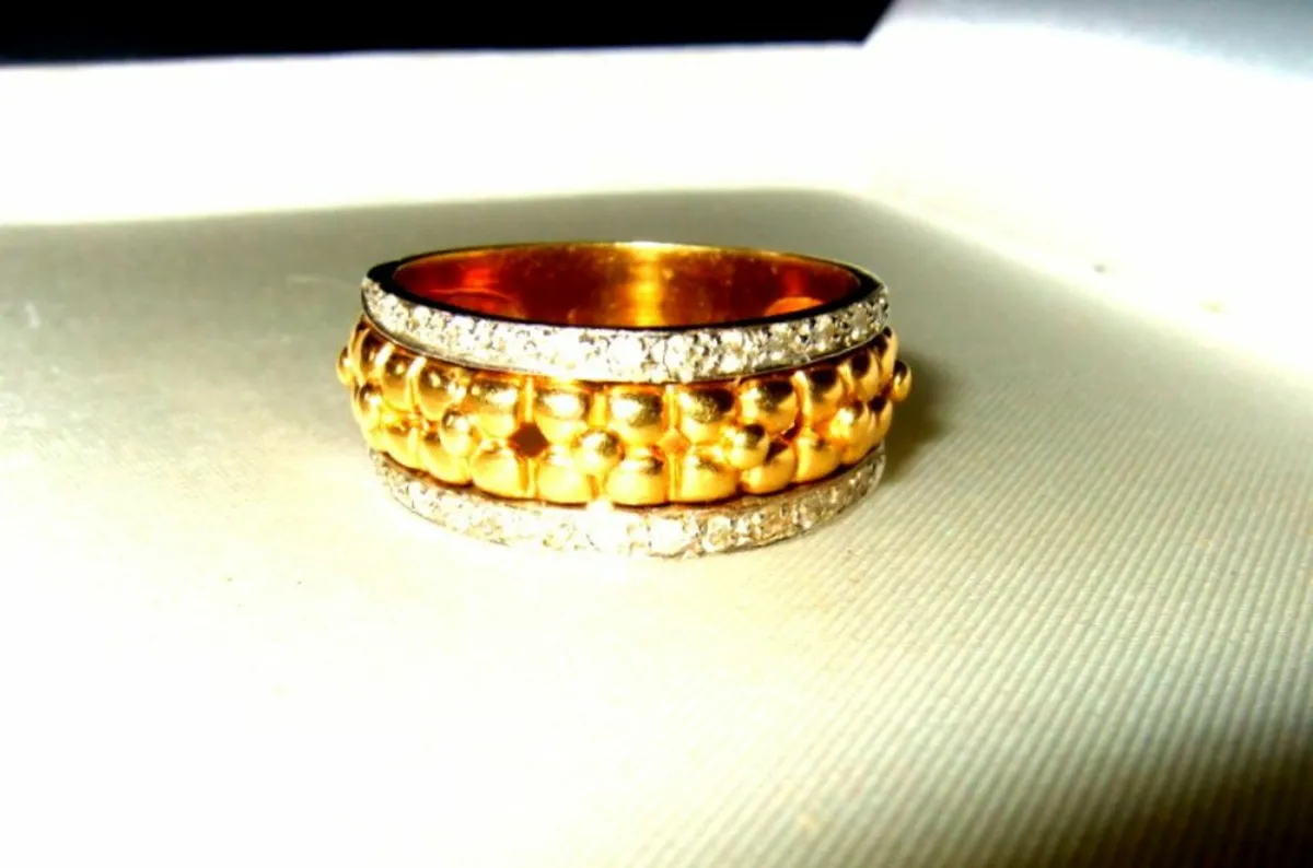 Vintage 18ct Gold/Diamond Hallmarked Wedding Ring - Image 1