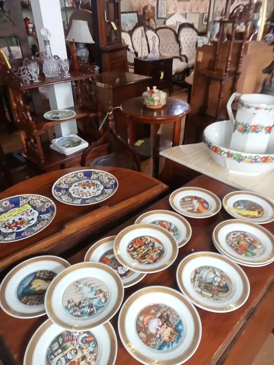 LOADS OF ANTIQUES AND COLLECTABLES. - Image 4