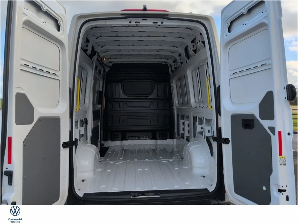 Volkswagen Crafter 35 VAN MWB Trendline TDI 140HP - Image 4