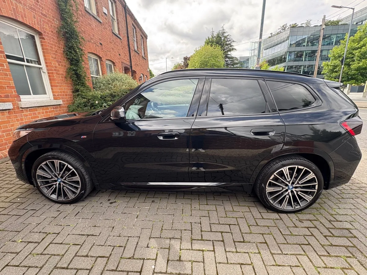 BMW iX1 2023 - Image 1
