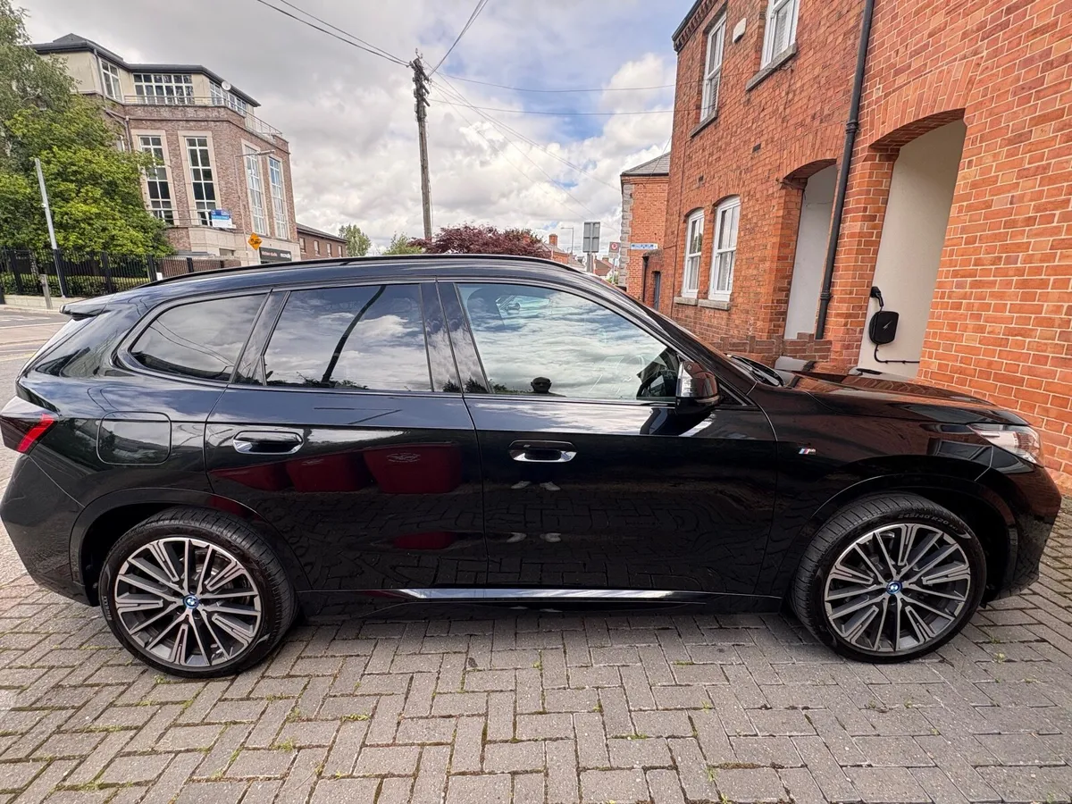 BMW iX1 2023 - Image 2
