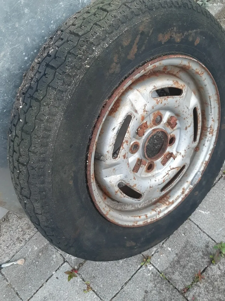 Morris Minor  hubcaps  ( 3 ) back light , wheel. - Image 4