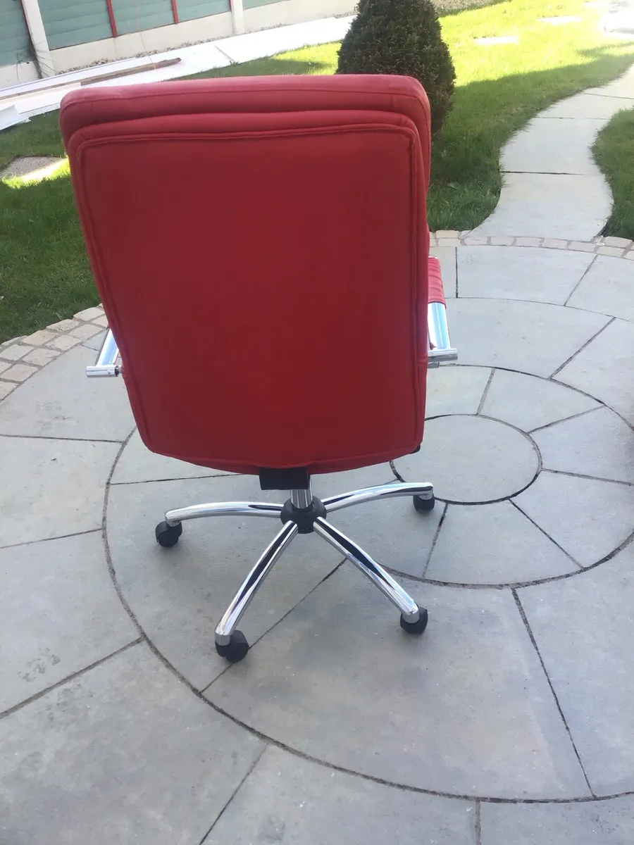 Computer/gaming chair - Image 4