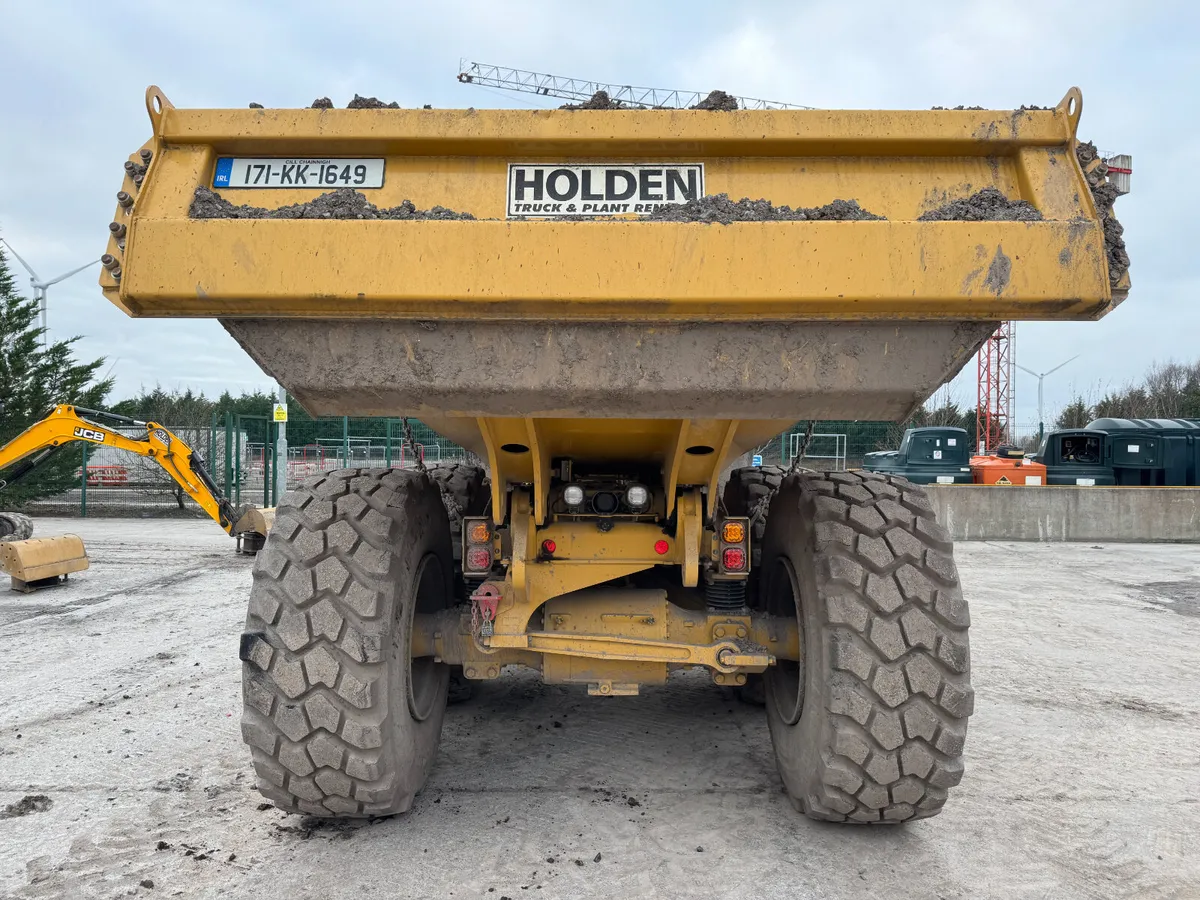 UNRESERVED 2017 CATERPILLAR 725C DUMP TRUCK - Image 4