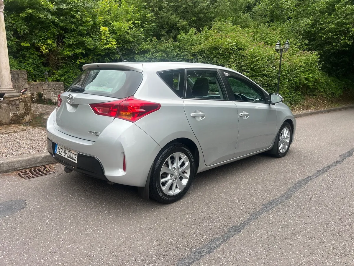 Toyota Auris 2014 - Image 2