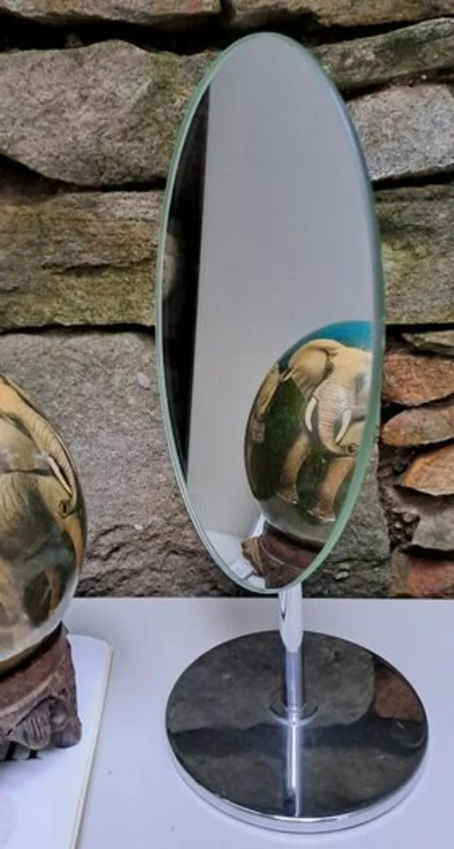 Oval vanity mirror - Image 1