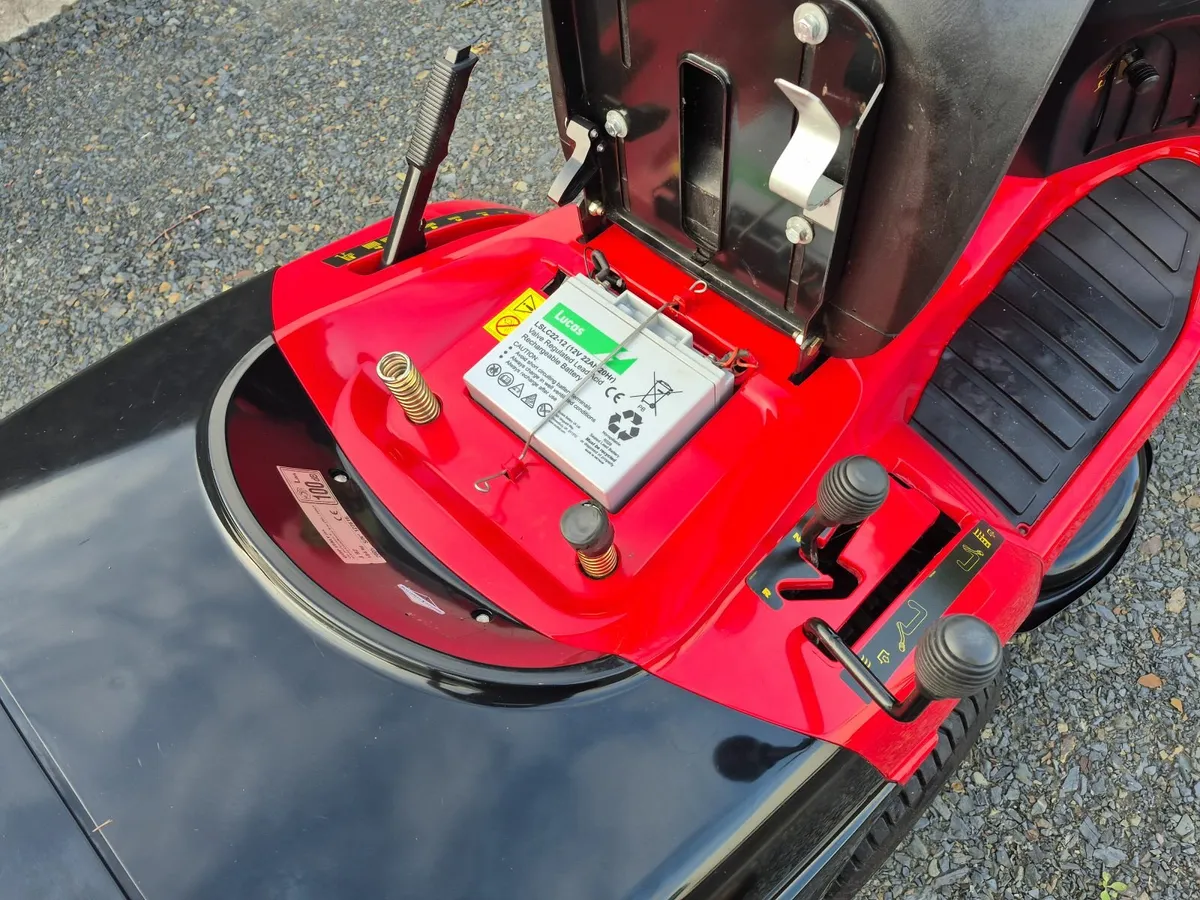 Castlegarden Ride on lawnmower - Image 4