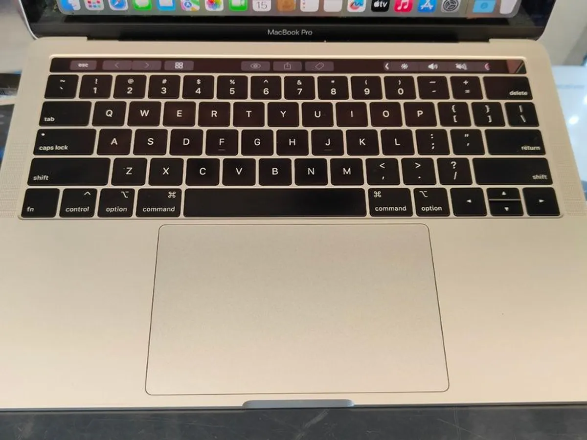 Apple MacBook Pro 13" A1989 (2018) - i7 2.7GHz (i7-8559U)- 16GB RAM - 500GB SSD - Sequoia 15.4 - Battery: 263 cycle - Image 3