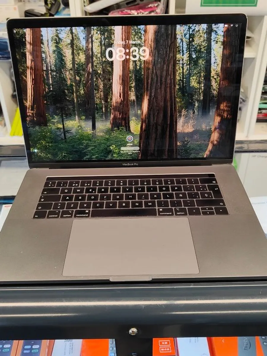 2018 Apple MacBook Pro 15.4", 6 Core i7 2.2GHz 16GB 500GB A1990 Touch Bar (Battery Cycle: 406) - Image 2