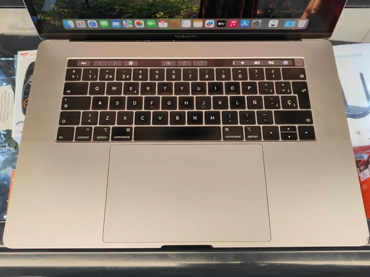 2018 Apple MacBook Pro 15.4", 6 Core i7 2.2GHz 16GB 500GB A1990 Touch Bar (Battery Cycle: 406) - Image 3