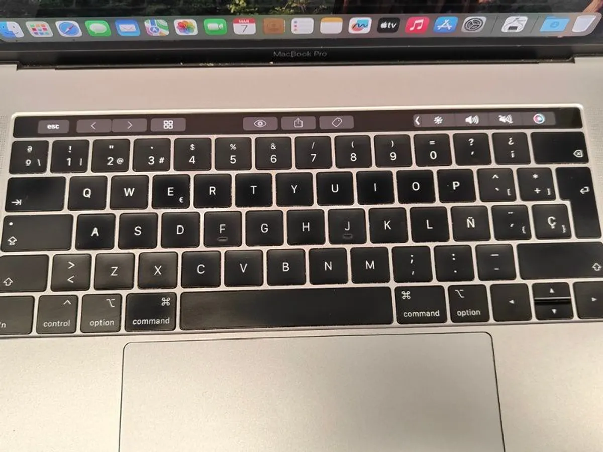 2018 Apple MacBook Pro 15.4", 6 Core i7 2.2GHz 16GB 500GB A1990 Touch Bar (Battery Cycle: 406) - Image 4