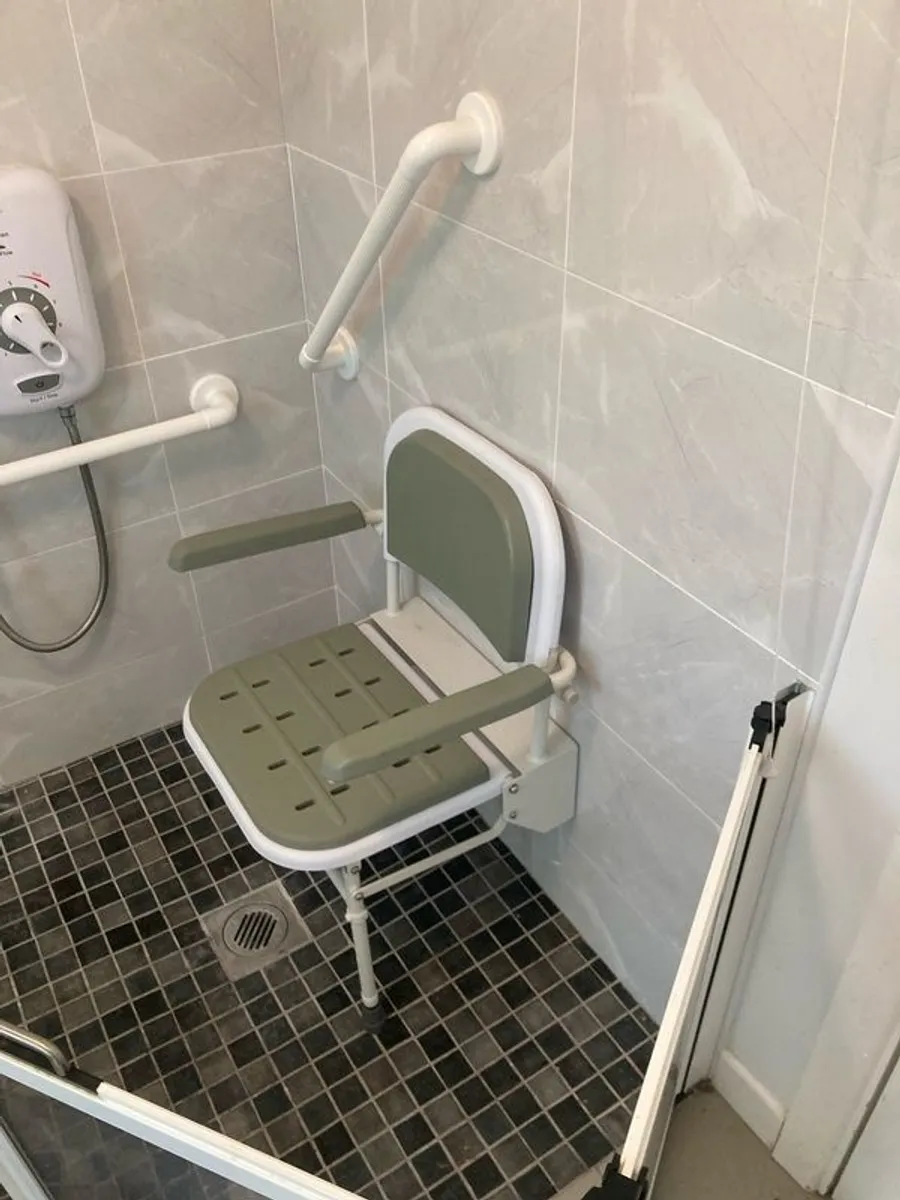 Wet room bi fold doors, seat, rails, shower - Image 2