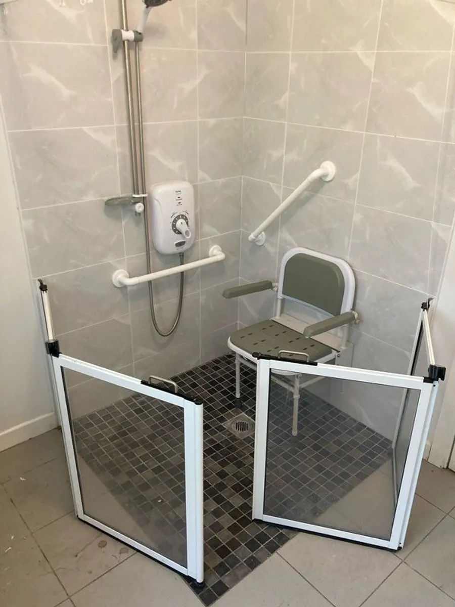 Wet room bi fold doors, seat, rails, shower - Image 3