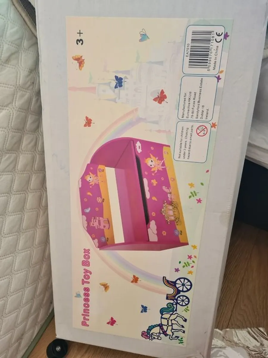 High chair and miscellaneous baby things - Image 1