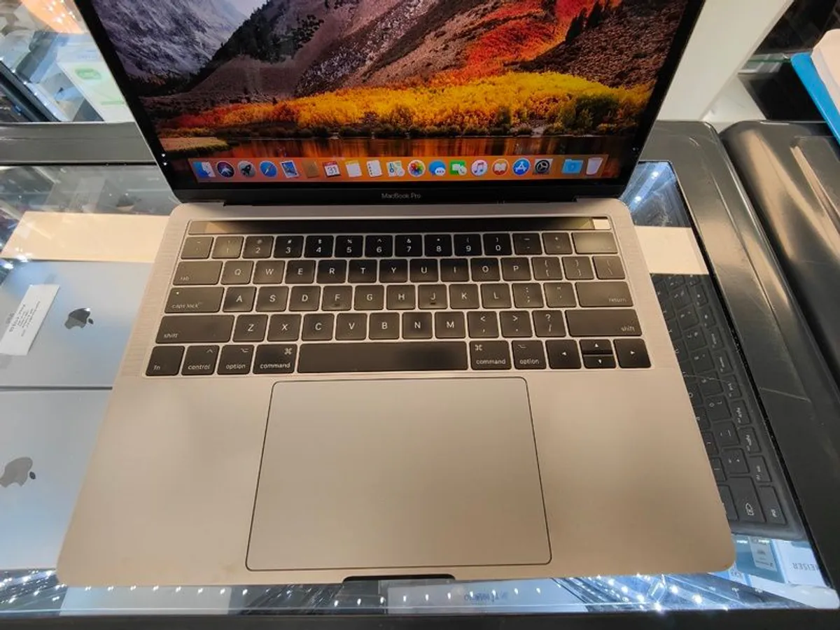Apple Macbook Pro (13"/ Mid 2017) 3.5 GHz Intel Core 17 (i7-7567U) 16GB RAM 1TB Hard macOS High Sierra Battery Cycle: 370 - Image 3
