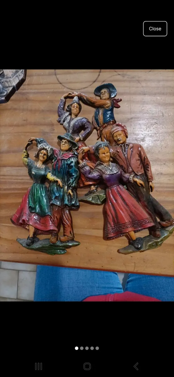 3 wall figurines postage possible