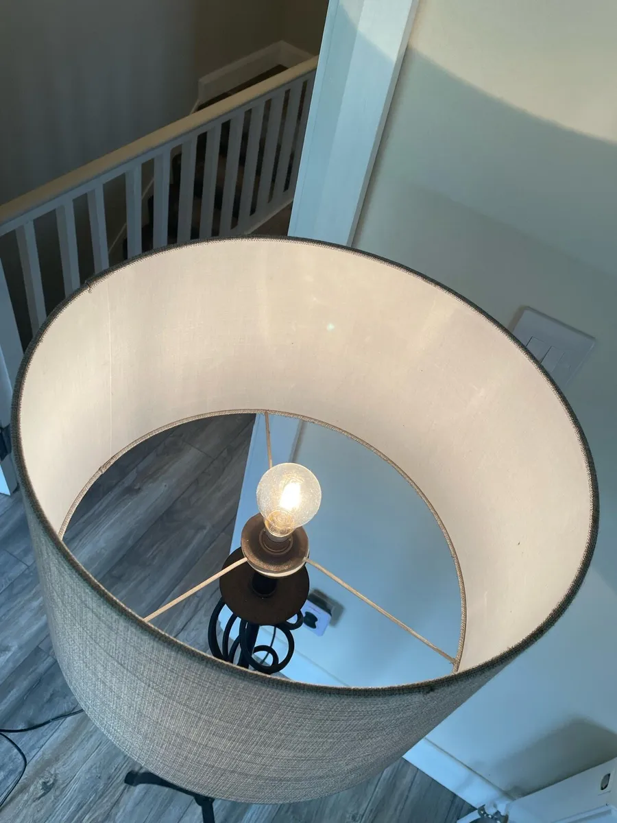 Stylish Living Room Lamp - Excellent Condition - Image 3
