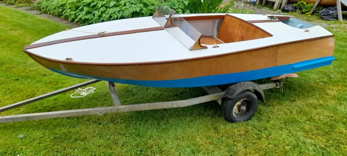 FOR SALE – GLEN L SQUIRT SPEED BOAT - Image 1