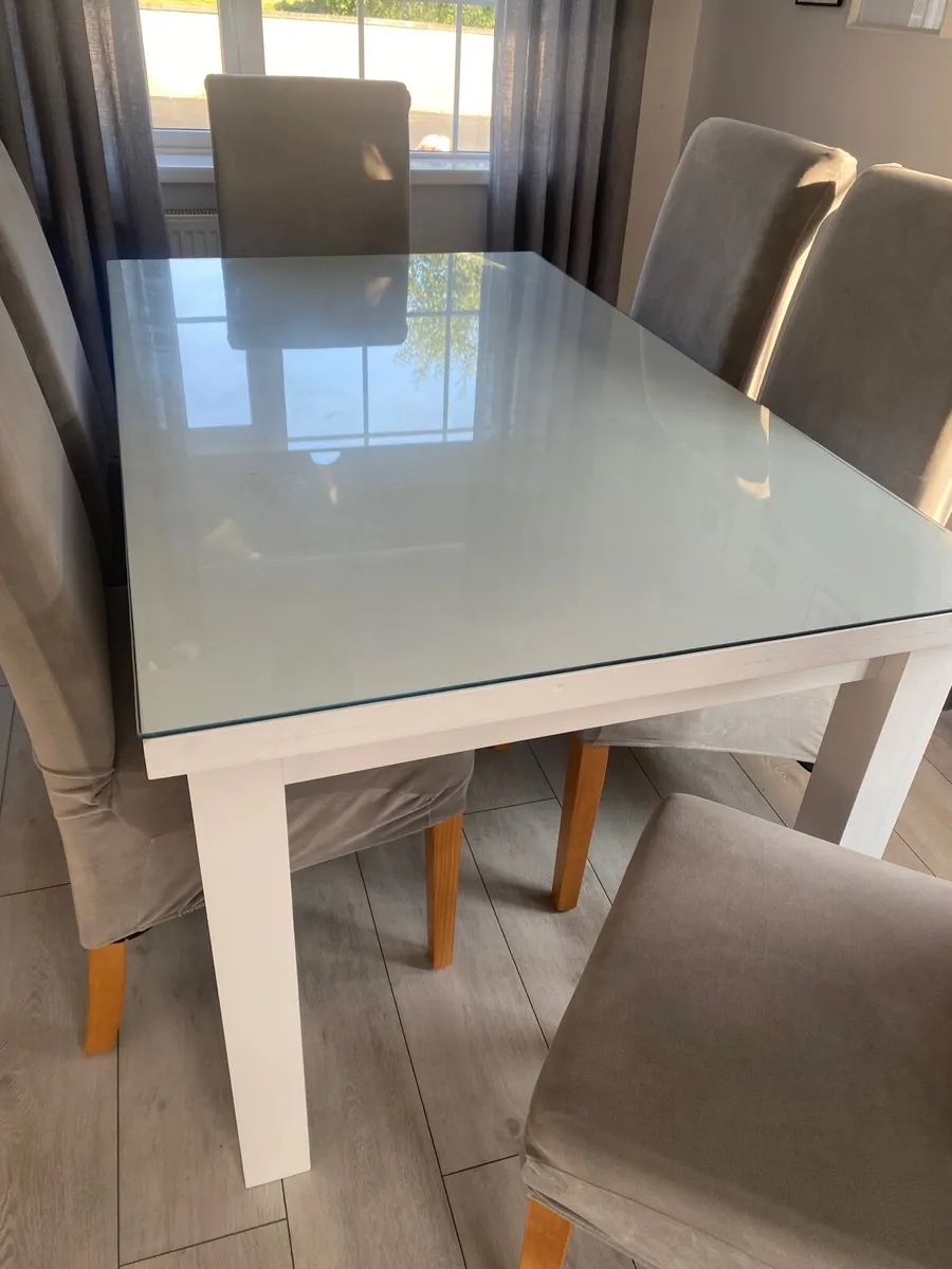 Table and chairs - Image 1