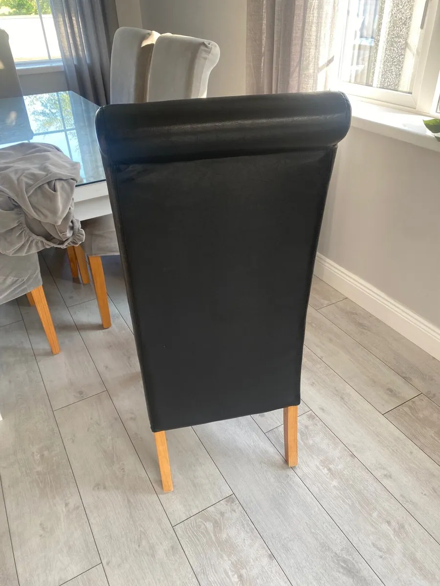 Table and chairs - Image 2